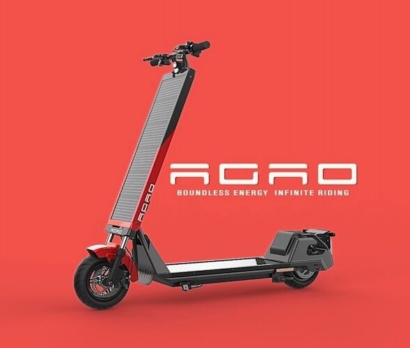 海沿いの道に立つ立ち乗り型AGAO