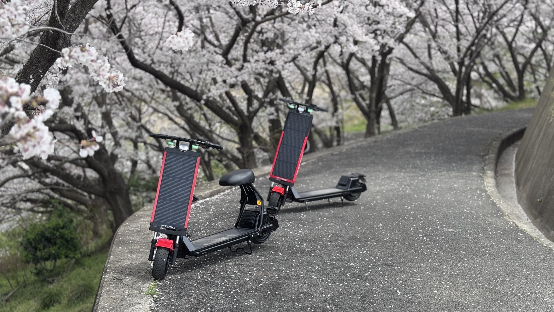 桜並木に停車するHelioXの太陽光マイクロモビリティ